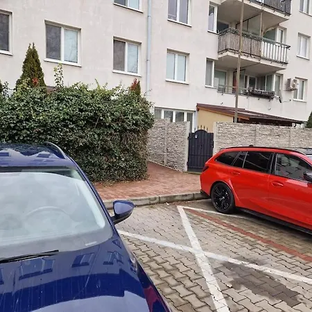 S Terasou, Bezplatne Parkovanie *