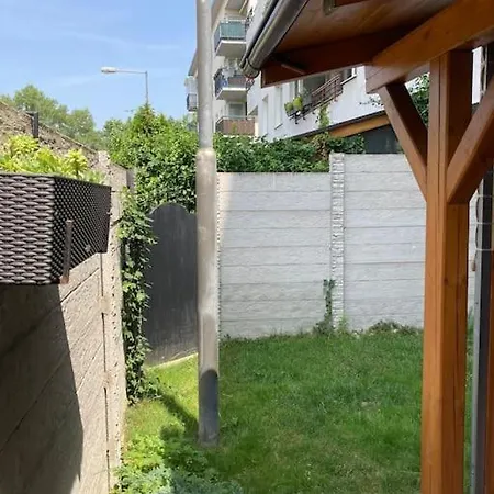 S Terasou, Bezplatne Parkovanie *