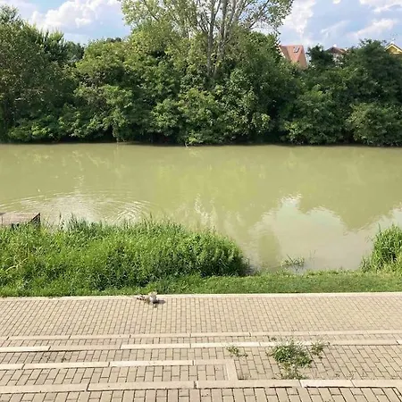 S Terasou, Bezplatne Parkovanie Daire